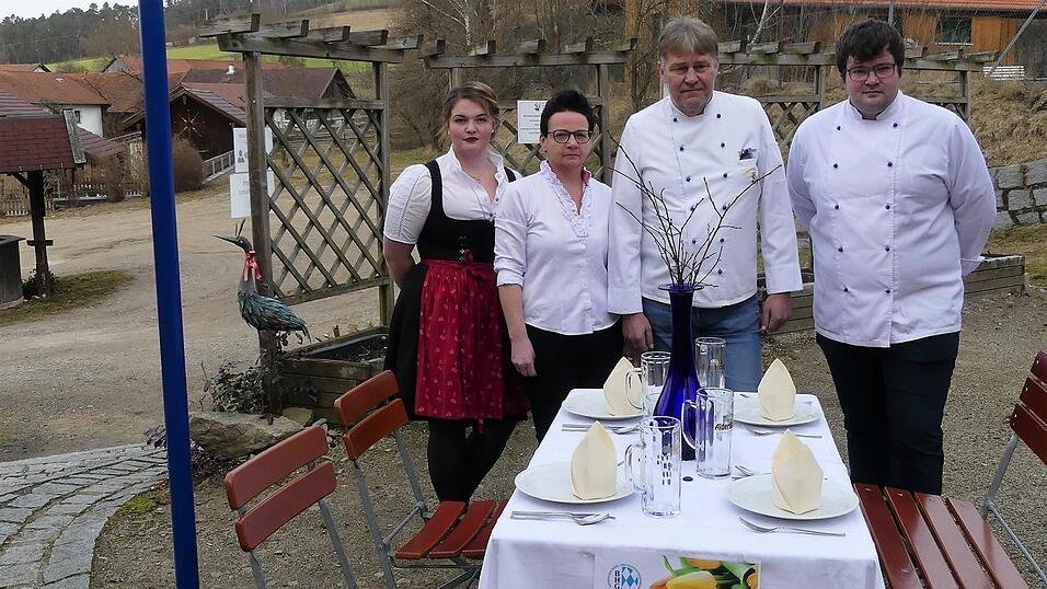 Keine gute Miene zum b&ouml;sen Spiel: Zum Lachen haben Dana und Sepp Fischer Senior sowie die Kinder Sepp und Elena vom Gasthof 'Zum T&uuml;rlinger' derzeit wahrlich wenig Grund, vor allem wenn nun auch keine &Ouml;ffnungsperspektive in Richtung Oster- und Biergartengesch&auml;ft erfolgen w&uuml;rde.