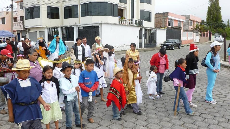 Zu den Weihnachtsfeierlichkeiten in Ecuador gehört ein Umzug durch die Stadt. Die Kinder sind als Engel und Hirten aus der Weihnachtsgeschichte verkleidet. Zu den Weihnachtsfeierlichkeiten in Ecuador gehört ein Umzug durch die Stadt. Die Kinder sind als Engel und Hirten aus der Weihnachtsgeschichte verkleidet.