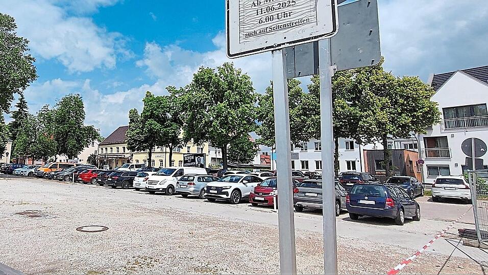 Der zentrale Bereich des Viehmarktplatzes ist für Autos nicht mehr zu erreichen, wenn Autos die Zufahrtswege blockieren. Insbesondere dann, wenn ein Teilbereich des Platzes gesperrt ist, so wie vergangenen Montag. Der zentrale Bereich des Viehmarktplatzes ist für Autos nicht mehr zu erreichen, wenn Autos die Zufahrtswege blockieren. Insbesondere dann, wenn ein Teilbereich des Platzes gesperrt ist, so wie vergangenen Montag.