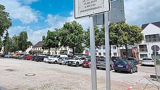 Der zentrale Bereich des Viehmarktplatzes ist f&uuml;r Autos nicht mehr zu erreichen, wenn Autos die Zufahrtswege blockieren. Insbesondere dann, wenn ein Teilbereich des Platzes gesperrt ist, so wie vergangenen Montag.