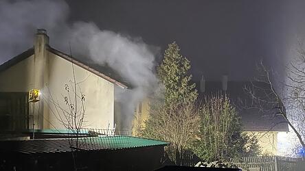 Insbesondere an der R&uuml;ckseite des Geb&auml;udes war die intensive Rauchentwicklung sichtbar.