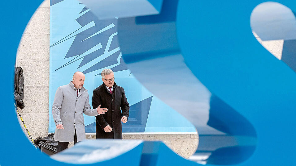 Alexander Hoffmann (l.), hier mit EU-Kommissar Magnus Brunner, bildet jetzt das neue Scharnier zwischen Berlin und Bayern. Der Franke f&uuml;hrt seine CSU-Gruppe recht ger&auml;uschlos.