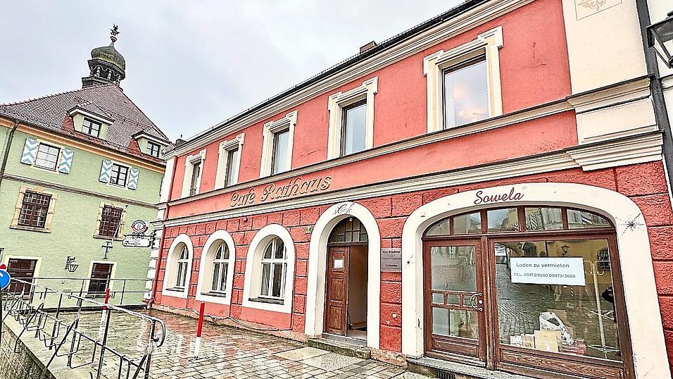 Die Er&ouml;ffnung ist f&uuml;r Ende des Monats anvisiert. Dann wird nach knapp einem halben Jahr wieder Leben in dieses Caf&eacute; am Stadtplatz einkehren. Bis zum vergangenen Herbst haben es Rosi und Walter Braun 43 Jahre lang gef&uuml;hrt. Daran will nun Simona Kabourkova ankn&uuml;pfen; zumindest hat sie bereits einen f&uuml;nfj&auml;hrigen Pachtvertrag unterzeichnet.