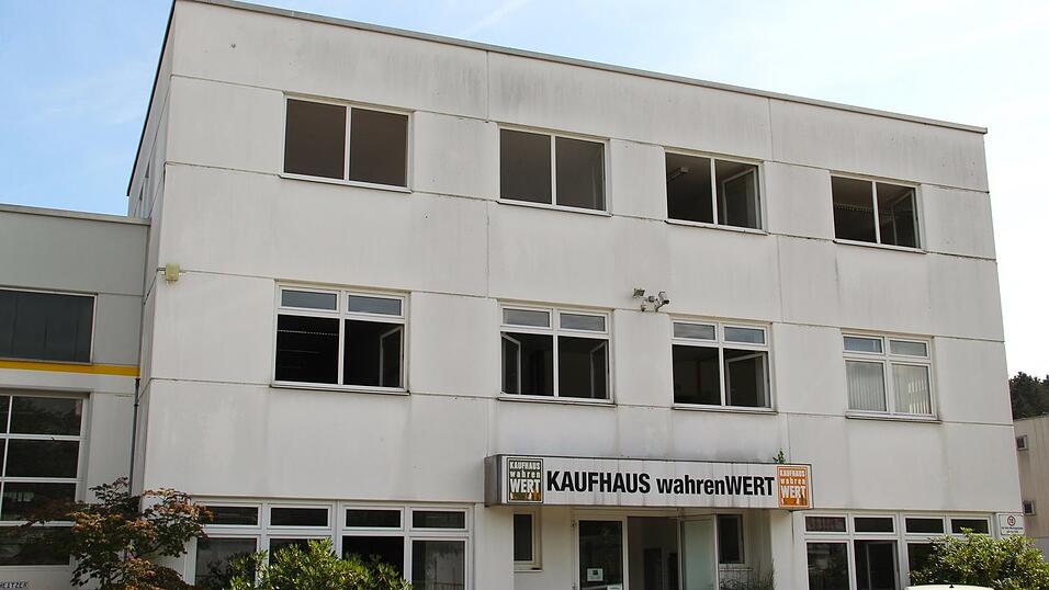 Seit 2006 ist das Kaufhaus 'Wahrenwert' in Deggendorf wichtige Anlaufstelle f&uuml;r finanziell Schwache, aber auch f&uuml;r Menschen, die auf dem ersten Arbeitsmarkt keine realistische Perspektive haben.