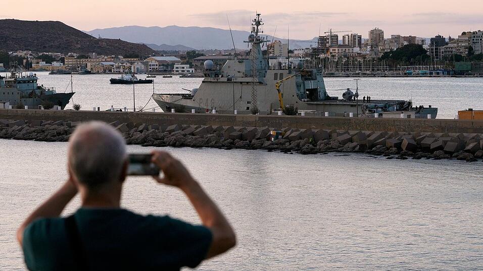 Das Hochsee-Patrouillenboot «Furor» der spanischen Marine ist knapp 94 Meter lang und speziell für Rettungs- und Hilfseinsätze ausgerüstet. Bewaffnet ist es nur leicht.