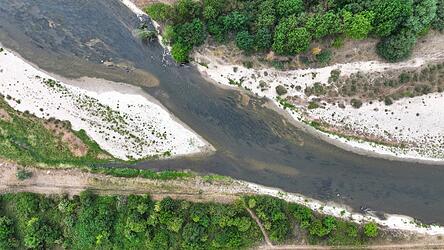 Durch das Niedrigwasser sind Kiesbänke in der Donau zu sehen. Durch das Niedrigwasser sind Kiesbänke in der Donau zu sehen.