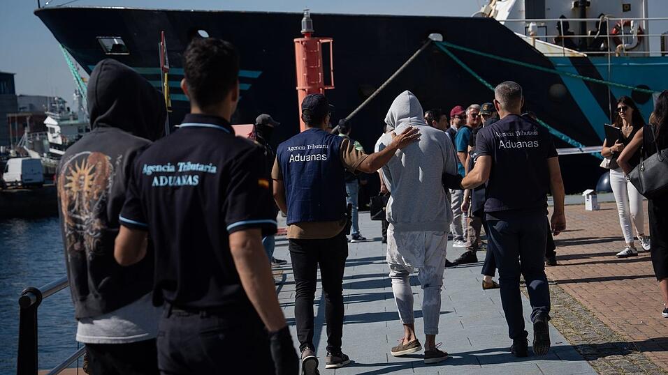 Die vier Besatzungsmitglieder der Segeljacht mit 2,1 Tonnen Kokain an Bord wurden festgenommen. Es handelt sich um je einen Argentinier, einen Uruguayer, einen Kolumbianer und einen Albaner. Die vier Besatzungsmitglieder der Segeljacht mit 2,1 Tonnen Kokain an Bord wurden festgenommen. Es handelt sich um je einen Argentinier, einen Uruguayer, einen Kolumbianer und einen Albaner.