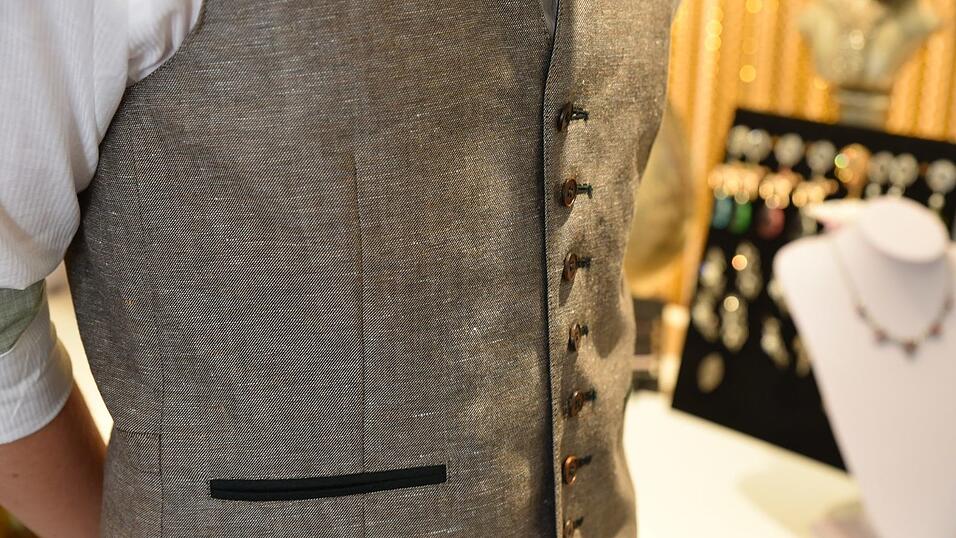 Die Trachtenweste trägt man mittlerweile auch in gedeckten Farben wie beige oder anthrazit.