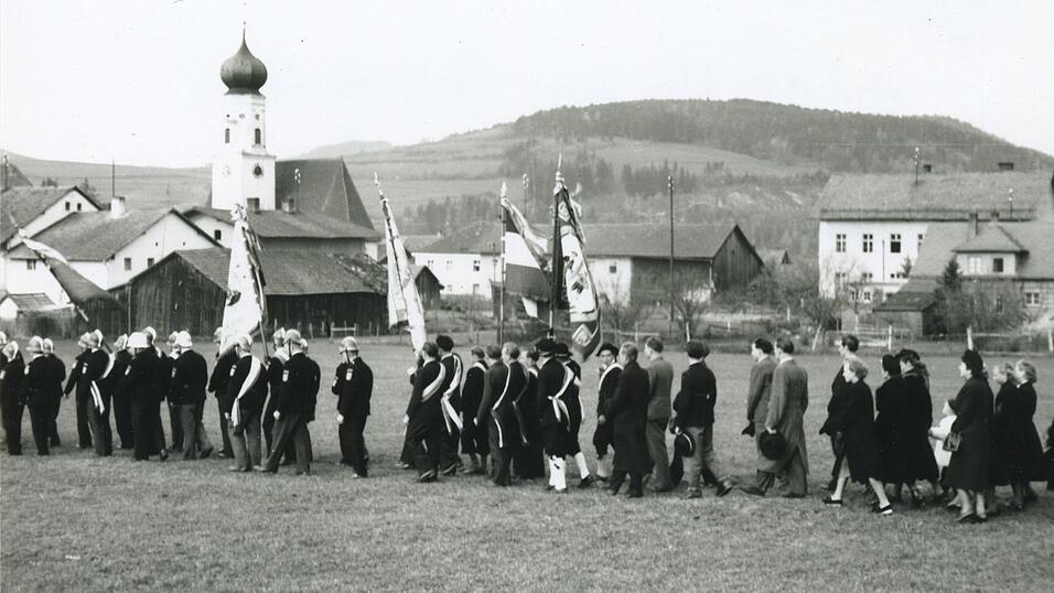 Der Miltacher Martiniritt vor 70 Jahren: Viel hat sich bei den Geb&auml;uden seit 1950 ver&auml;ndert. Unser Bild zeigt die Teilnehmer der Fu&szlig;prozession.
