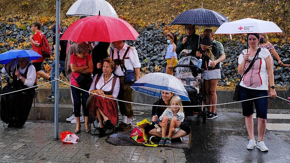 Zahlreiche Musik- und Trachtengruppen zogen nach dreij&auml;hriger Pause am Freitagabend zum Festplatz Am Hagen.