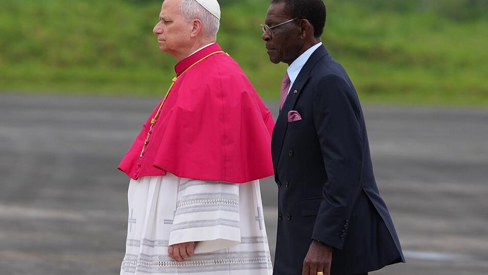 Papst Leo XIV. lehnt eine weitere Liberalisierung des Umgangs mit Homosexuellen in der katholischen Kirche ab - unter anderem mit dem Argument, dass dagegen in Afrika erhebliche Widerstände bestünden. (Archivbild) Papst Leo XIV. lehnt eine weitere Liberalisierung des Umgangs mit Homosexuellen in der katholischen Kirche ab - unter anderem mit dem Argument, dass dagegen in Afrika erhebliche Widerstände bestünden. (Archivbild)