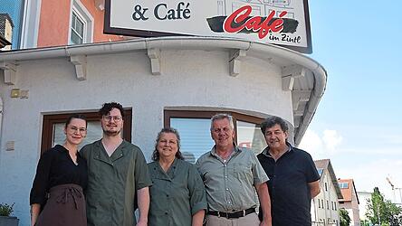Schon vor der Eröffnung freuen sich Vanessa, Dominik, Andrea und Ralph Mion sowie Richard Zintl (v. l.) auf die neue Filiale des Mion’s Café im Zintl. Dort will die Familie Mion die Tradition des alteingesessenen Kaffeehauses mit ihrem eigenen Anstrich weiterführen. Schon vor der Eröffnung freuen sich Vanessa, Dominik, Andrea und Ralph Mion sowie Richard Zintl (v. l.) auf die neue Filiale des Mion’s Café im Zintl. Dort will die Familie Mion die Tradition des alteingesessenen Kaffeehauses mit ihrem eigenen Anstrich weiterführen.