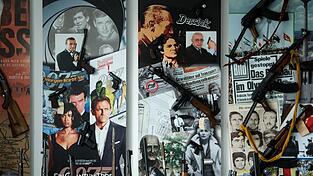 Die große Schautafel im LKA-Museum zeigt unter anderem die Waffe von TV-Legende Derrick, aber auch die des Terror-Kommandos 'Schwarzer September'.