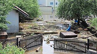Das abfließende Wasser hinterließ in den betroffenen Gebieten Chaos und Verwüstung. Das abfließende Wasser hinterließ in den betroffenen Gebieten Chaos und Verwüstung.