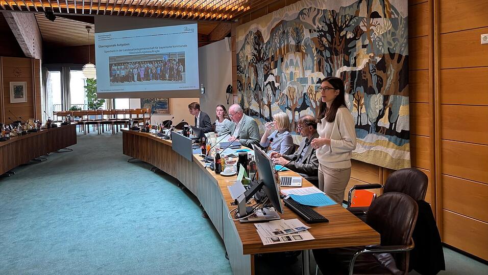 Gleichstellungsbeauftragte Tanja Schmidbauer bei ihrem Vortrag im Kreisausschuss.