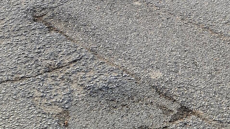 Die Straße ist sehr ramponiert und wird hergerichtet.