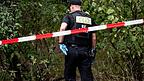 Polizisten untersuchen einen abgesperrten Bereich des Tiergartens. Am Rande des Christopher Street Day in Berlin war ein Fahrzeug in eine Menschenmenge gefahren. Dabei wurde eine Frau getötet. Polizisten untersuchen einen abgesperrten Bereich des Tiergartens. Am Rande des Christopher Street Day in Berlin war ein Fahrzeug in eine Menschenmenge gefahren. Dabei wurde eine Frau getötet.