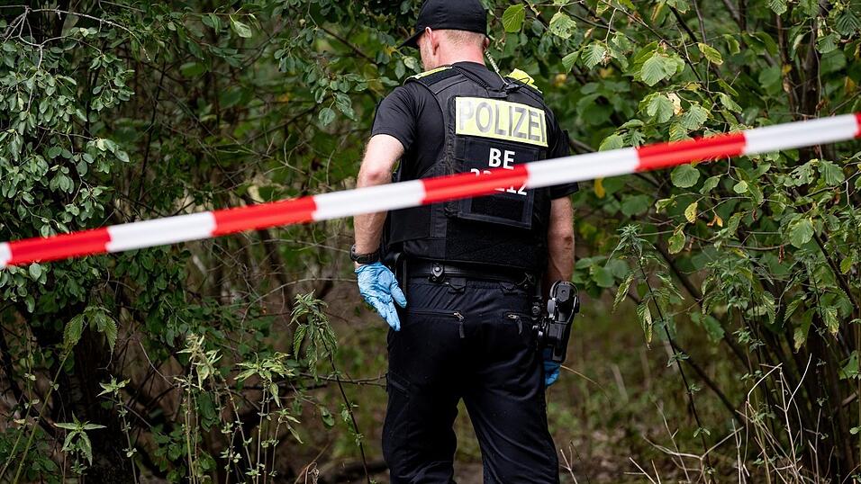 Polizisten untersuchen einen abgesperrten Bereich des Tiergartens. Am Rande des Christopher Street Day in Berlin war ein Fahrzeug in eine Menschenmenge gefahren. Dabei wurde eine Frau getötet. Polizisten untersuchen einen abgesperrten Bereich des Tiergartens. Am Rande des Christopher Street Day in Berlin war ein Fahrzeug in eine Menschenmenge gefahren. Dabei wurde eine Frau getötet.