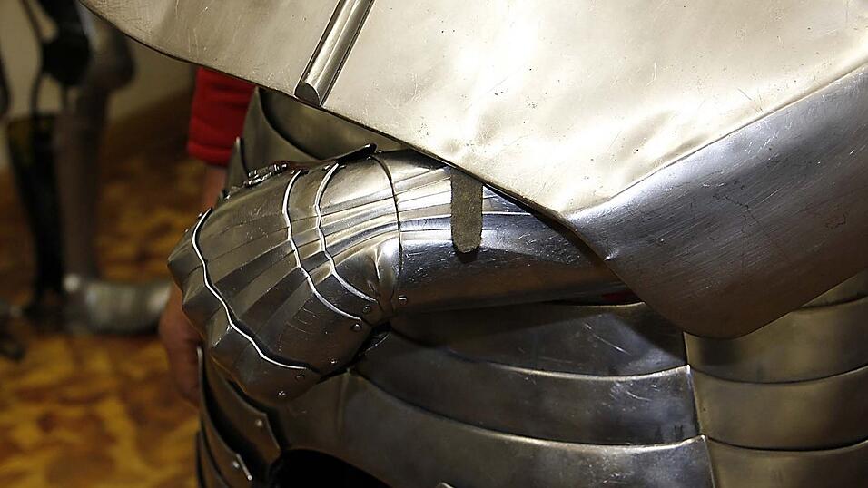 In seiner Stahlschale war der Ritter ziemlich eingeengt. In seiner Stahlschale war der Ritter ziemlich eingeengt.