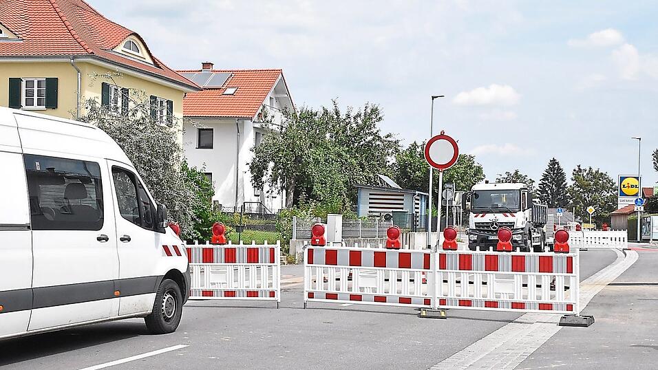 Nach bisherigen Informationen soll am Dienstag die Frontenhausener Stra&szlig;e wegen Glasfaser-Arbeiten in beide Richtungen vollgesperrt worden sein. Am Donnerstag sollen die Bauma&szlig;nahmen fertig werden.
