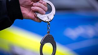 Der 29-J&auml;hrige wurde am Tatort festgenommen. (Symbolbild)