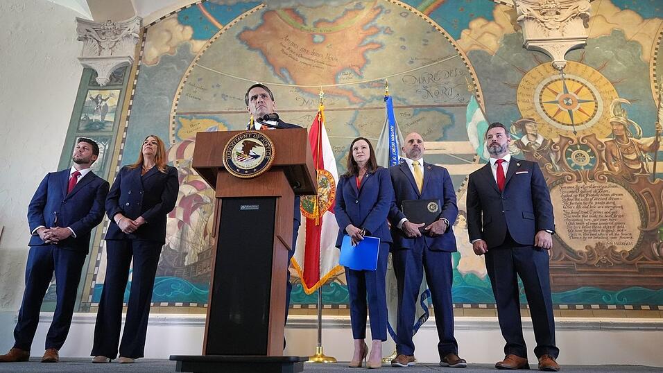 Ra&uacute;l Castro solle f&uuml;r den Prozess in die USA kommen - egal wie, betont Todd Blanche.