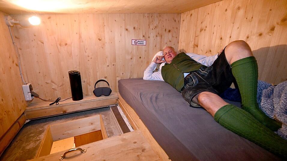 Wiesn-Wirt Christian Schottenhamel in jedem Jahr aufs Neue sein Festzeltbett in seiner Schlafkiste. Wiesn-Wirt Christian Schottenhamel in jedem Jahr aufs Neue sein Festzeltbett in seiner Schlafkiste.
