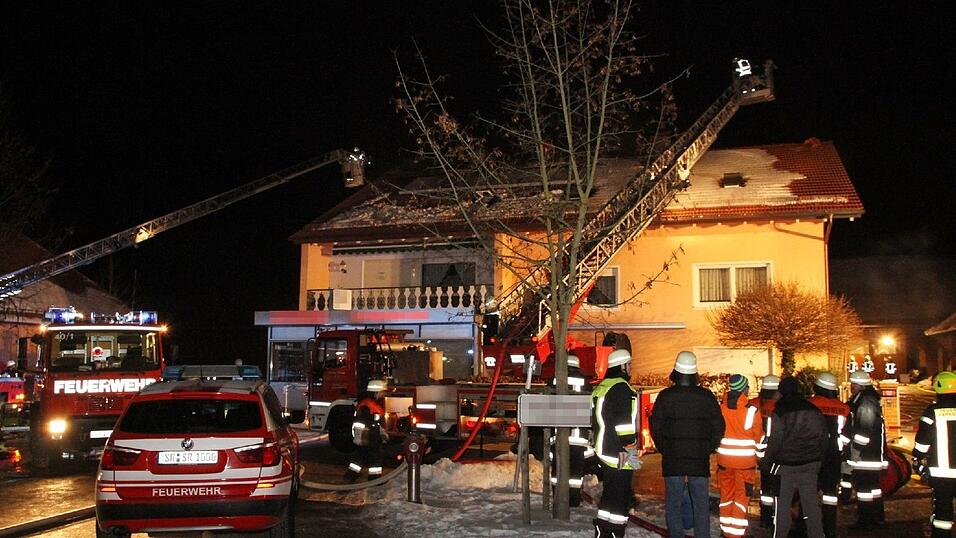 In Kirchroth ist am Donnerstagabend ein Holzstadel im Ortskern aus noch unbekannter Ursache abgebrannt. Die Löscharbeiten gestalteten sich wegen der extremen Kälte schwierig. In Kirchroth ist am Donnerstagabend ein Holzstadel im Ortskern aus noch unbekannter Ursache abgebrannt. Die Löscharbeiten gestalteten sich wegen der extremen Kälte schwierig.