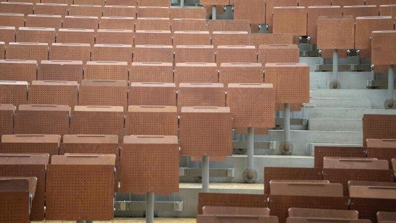 In den vergangenen Wochen blieben an den Unis nicht nur die Hörsäle leer: Wegen der Examensvorbereitung im Corona-Ausnahmezustand fordert eine Initiative von Lehramtsstudenten jetzt ein Examen ohne Durchfallen. (Symbolbild)