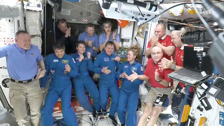 Das Standbild aus einem Video der Nasa zeigt, wie sich die Astronauten begrüßen. Das Standbild aus einem Video der Nasa zeigt, wie sich die Astronauten begrüßen.