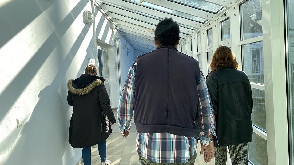 Für die Recherche hat Autor Christoph Urban exklusiven Einblick in das Bezirkskrankenhaus Straubing (BKH) erhalten und einen Patienten bei einem Freigang begleitet. Für die Recherche hat Autor Christoph Urban exklusiven Einblick in das Bezirkskrankenhaus Straubing (BKH) erhalten und einen Patienten bei einem Freigang begleitet.