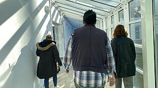 Für die Recherche hat Autor Christoph Urban exklusiven Einblick in das Bezirkskrankenhaus Straubing (BKH) erhalten und einen Patienten bei einem Freigang begleitet. Für die Recherche hat Autor Christoph Urban exklusiven Einblick in das Bezirkskrankenhaus Straubing (BKH) erhalten und einen Patienten bei einem Freigang begleitet.