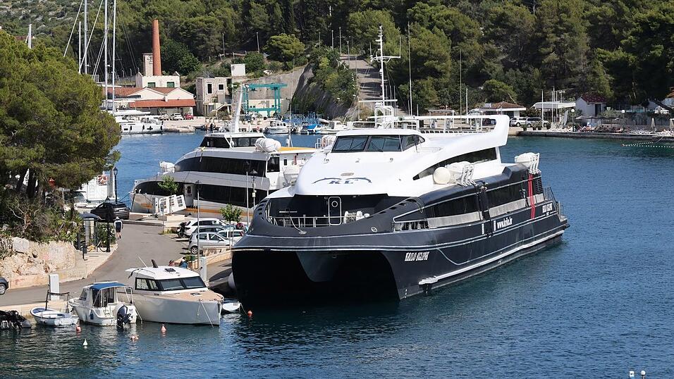 Bei dem Katamaran, der mit einem Segelboot zusammenstie&szlig;, handelt es sich um ein Linienschiff.