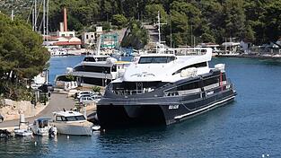 Bei dem Katamaran, der mit einem Segelboot zusammenstie&szlig;, handelt es sich um ein Linienschiff.