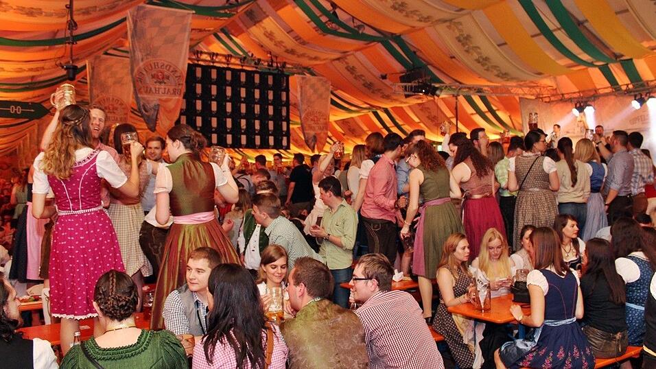 Die Fr&uuml;hjahrsdult 2017 in Landshut neigt sich dem Ende entgegen. Grund genug, noch einmal richtig in den Bierzelten zu feiern - abgerundet vom traditionellen Feuerwerk.
