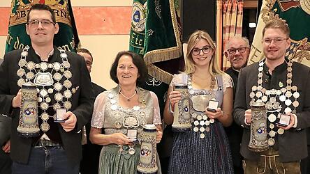 Die neuen Gauk&ouml;nige des Sch&uuml;tzengaus Erding: (v.l.) Luftgewehr-K&ouml;nig Florian Beck, Auflage-K&ouml;nigin Waltraud Kolar, Jugend-K&ouml;nigin Angelina Wolf und Luftpistolen-K&ouml;nig Tobias Steinhart.