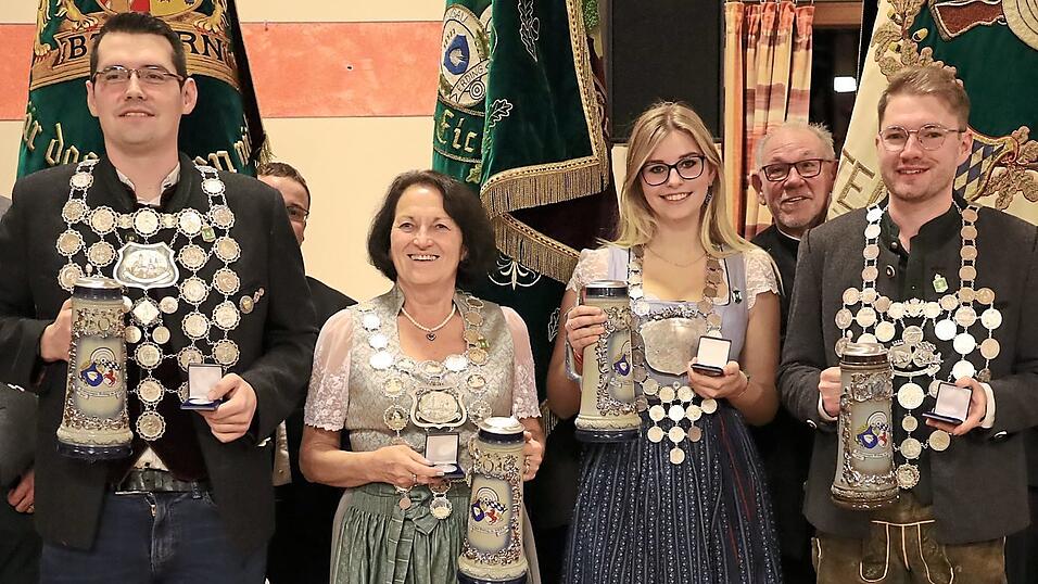 Die neuen Gauk&ouml;nige des Sch&uuml;tzengaus Erding: (v.l.) Luftgewehr-K&ouml;nig Florian Beck, Auflage-K&ouml;nigin Waltraud Kolar, Jugend-K&ouml;nigin Angelina Wolf und Luftpistolen-K&ouml;nig Tobias Steinhart.