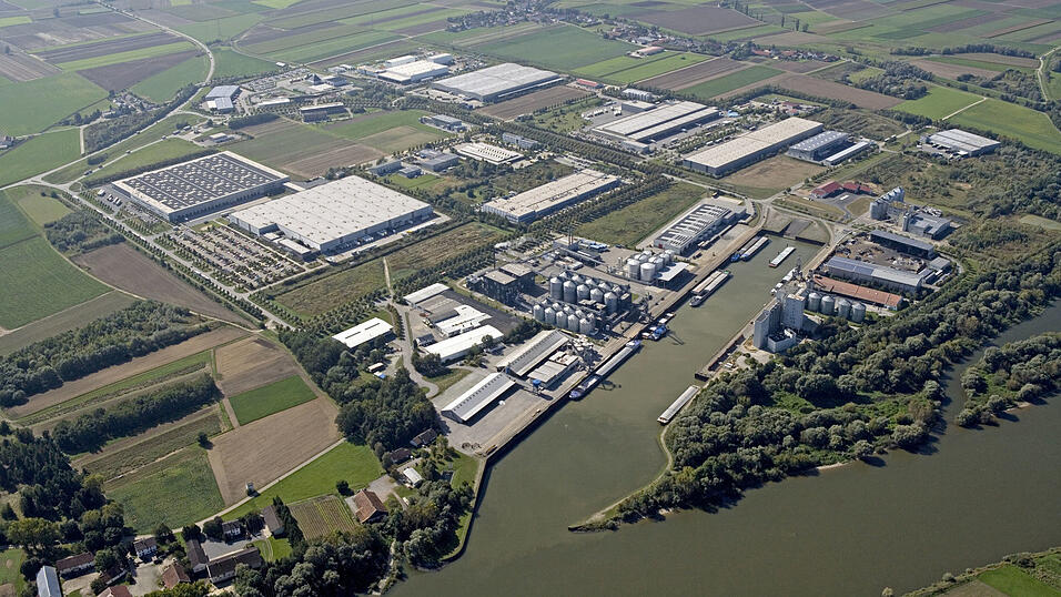 Auf einer Fläche von 38.000 Quadratmetern plant Lidl ein neues, innovatives und baulich nach höchsten Nachhaltigkeits-Maßstäben gestaltetes Verwaltungs- und Warenverteilzentrum im Hafen Straubing. Auf einer Fläche von 38.000 Quadratmetern plant Lidl ein neues, innovatives und baulich nach höchsten Nachhaltigkeits-Maßstäben gestaltetes Verwaltungs- und Warenverteilzentrum im Hafen Straubing.