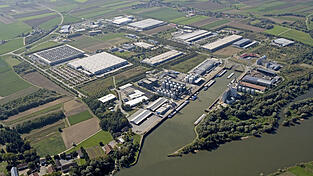 Auf einer Fläche von 38.000 Quadratmetern plant Lidl ein neues, innovatives und baulich nach höchsten Nachhaltigkeits-Maßstäben gestaltetes Verwaltungs- und Warenverteilzentrum im Hafen Straubing.
