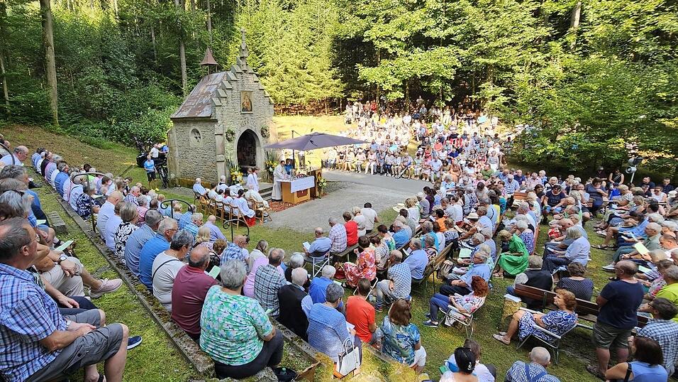 Wieder ein wunderbares Gesamtbild bieten die Streicherr&ouml;hren-Gnadenkapelle und ihr Umfeld am &bdquo; Gro&szlig;en Frauentag.