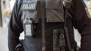Der Mann verhielt sich derartig agressiv, dass die Beamten die Bodycam aktivieren mussten. (Symbolbild) Der Mann verhielt sich derartig agressiv, dass die Beamten die Bodycam aktivieren mussten. (Symbolbild)
