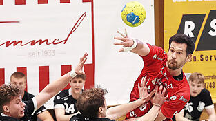 Kaum zu halten: Tobias Gretsch (rotes Trikot) steuerte satte acht &bdquo;Buden&ldquo; zum Kantersieg der Landshuter bei.
