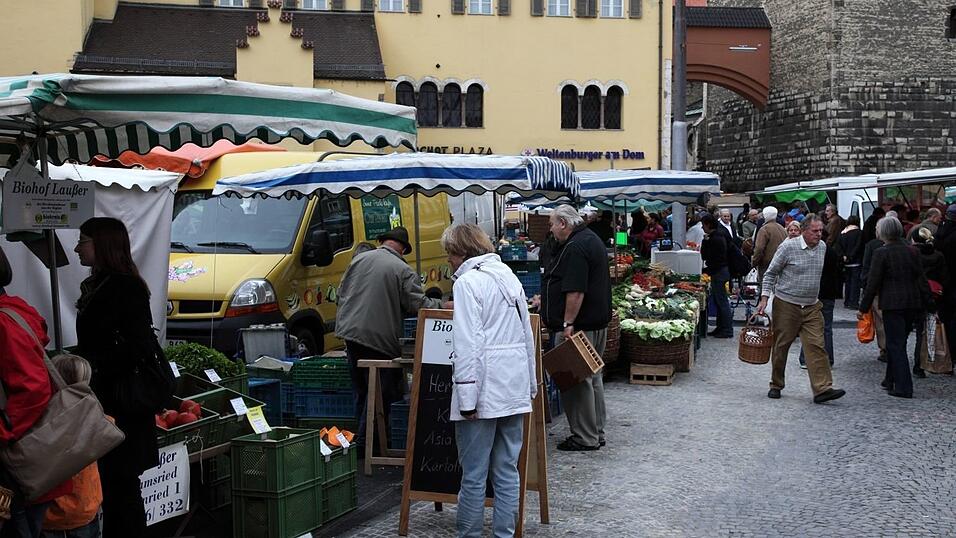 Der Wochenmarkt ist seit Jahren eine beliebte Anlaufstelle. Und soll es laut Stadtverwaltung auch bleiben. Der Wochenmarkt ist seit Jahren eine beliebte Anlaufstelle. Und soll es laut Stadtverwaltung auch bleiben.