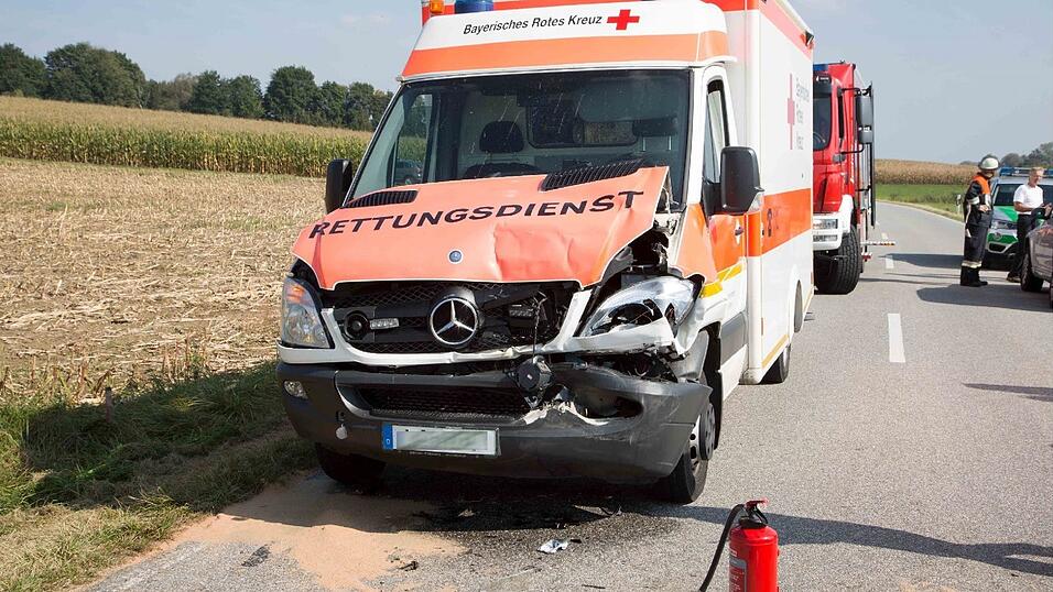 Ein Sanka fuhr am Samstag auf einen Notarztwagen auf, nachdem dieser stark bremste. Vier Rettungskräfte wurden leicht verletzt. Ein Sanka fuhr am Samstag auf einen Notarztwagen auf, nachdem dieser stark bremste. Vier Rettungskräfte wurden leicht verletzt.