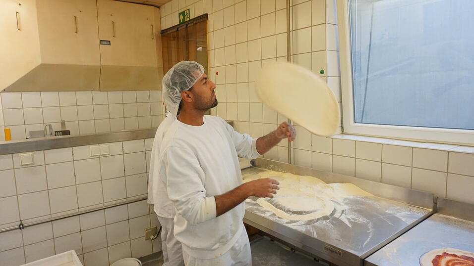 Akrobatische Einlage an der Teig-Station. Akrobatische Einlage an der Teig-Station.