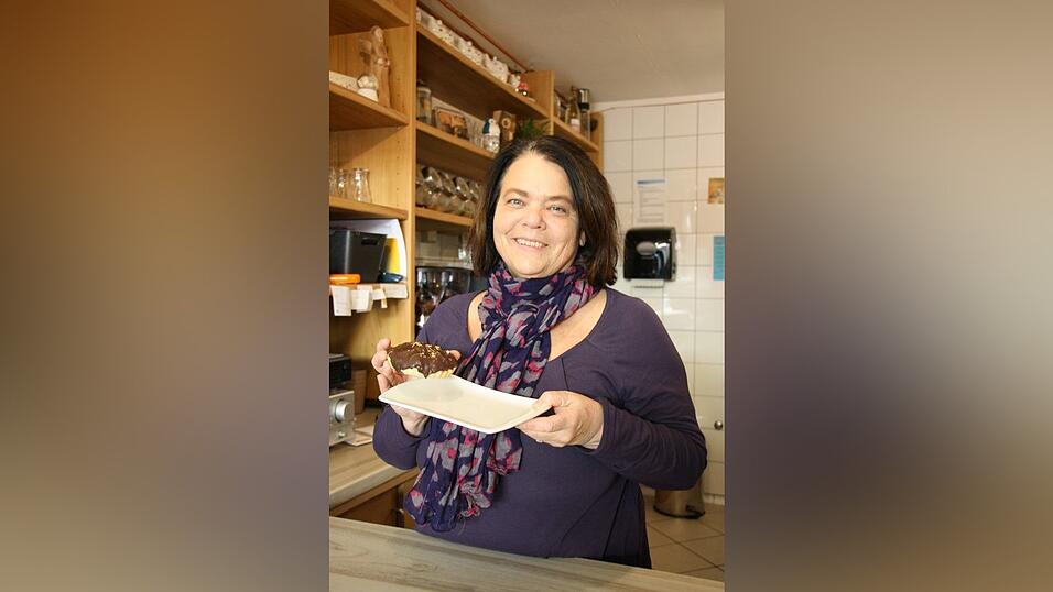 Zum Nachtisch kann man am Stand des „Café Lebensgefühl“ von Petra Penzkofer-Hagenauer selbstgemachte Teeblätter aus Dinkelblätterteig naschen.