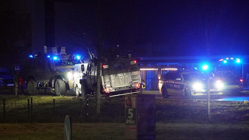 Bei einem SEK-Einsatz auf der L240 bei Erbach ist eine Person festgenommen worden. Bei einem SEK-Einsatz auf der L240 bei Erbach ist eine Person festgenommen worden.