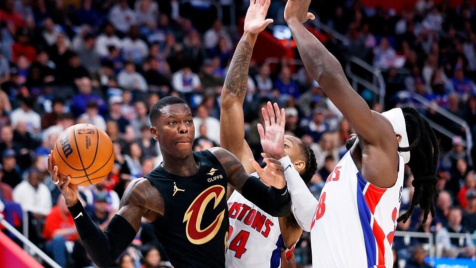 Dennis Schr&ouml;der (l.) gl&auml;nzte gegen Detroit als Vorbereiter.
