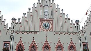 Die Erhöhung der Beamtenbezüge erfolgt allerdings unter dem Vorbehalt, dass die gesetzliche Regelung tatsächlich entsprechend beschlossen wird. Die Erhöhung der Beamtenbezüge erfolgt allerdings unter dem Vorbehalt, dass die gesetzliche Regelung tatsächlich entsprechend beschlossen wird.