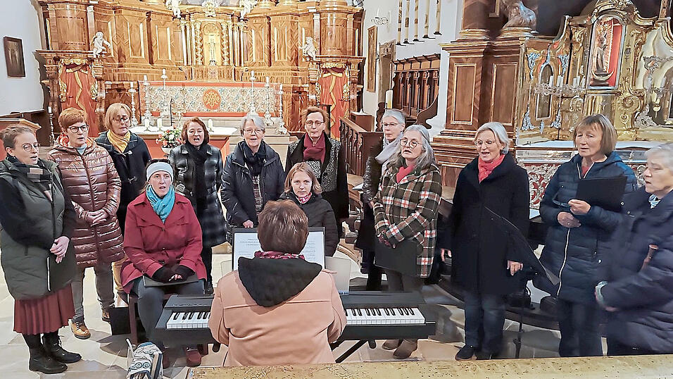 Der neu formierte Chor 'Mittendrin' mit Chorleiterin Sabine Gruschwitz-Loibl am Piano beim Einsingen zur Friedensandacht in der Haindlinger Wallfahrtskirche Der neu formierte Chor 'Mittendrin' mit Chorleiterin Sabine Gruschwitz-Loibl am Piano beim Einsingen zur Friedensandacht in der Haindlinger Wallfahrtskirche